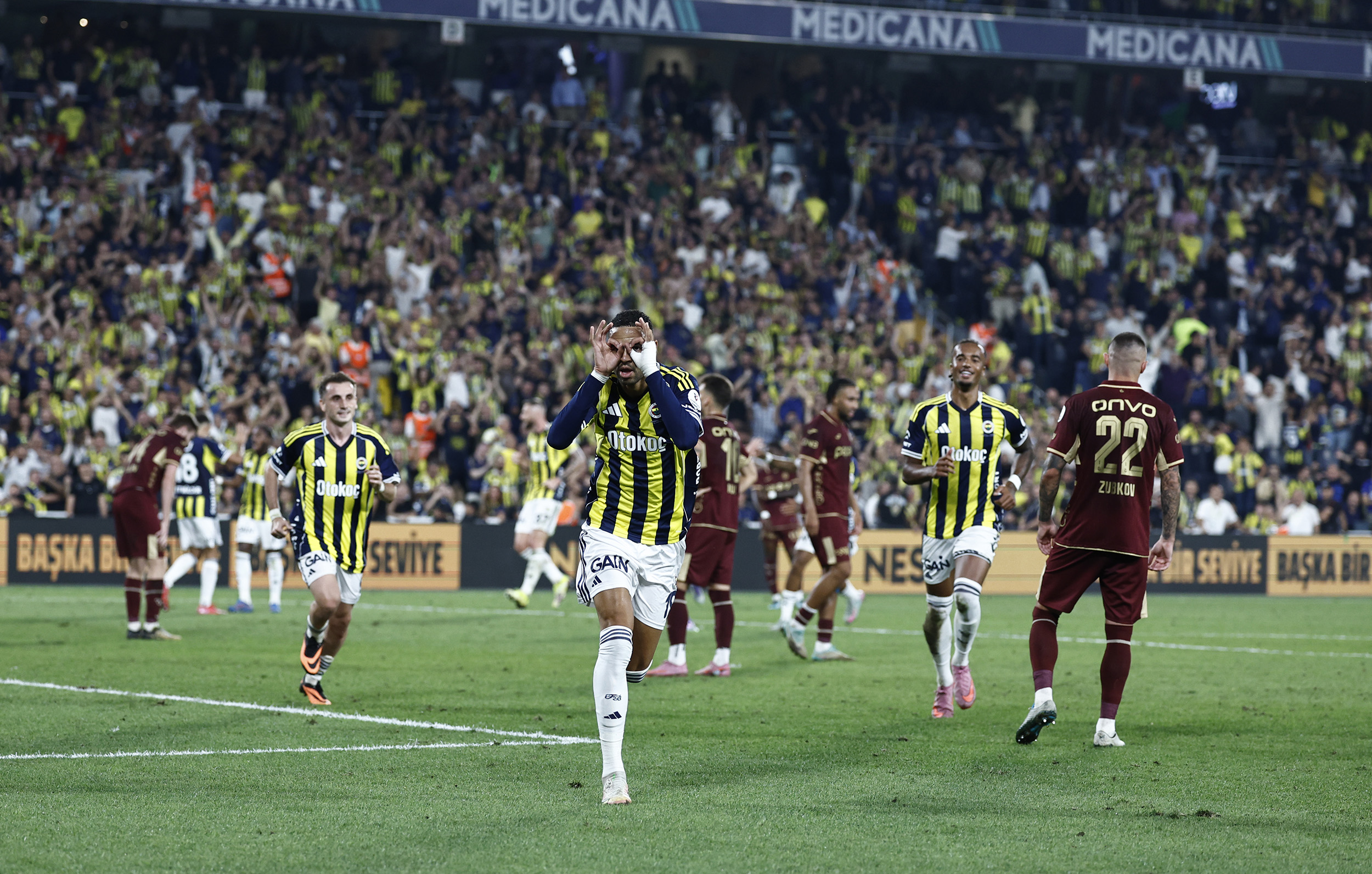 Fenerbahçe, Okay Yokuşlu'nun 20. dakikada kırmızı kart görmesiyle 10 kişi kalan Trabzonspor'u 1-0 mağlup etti