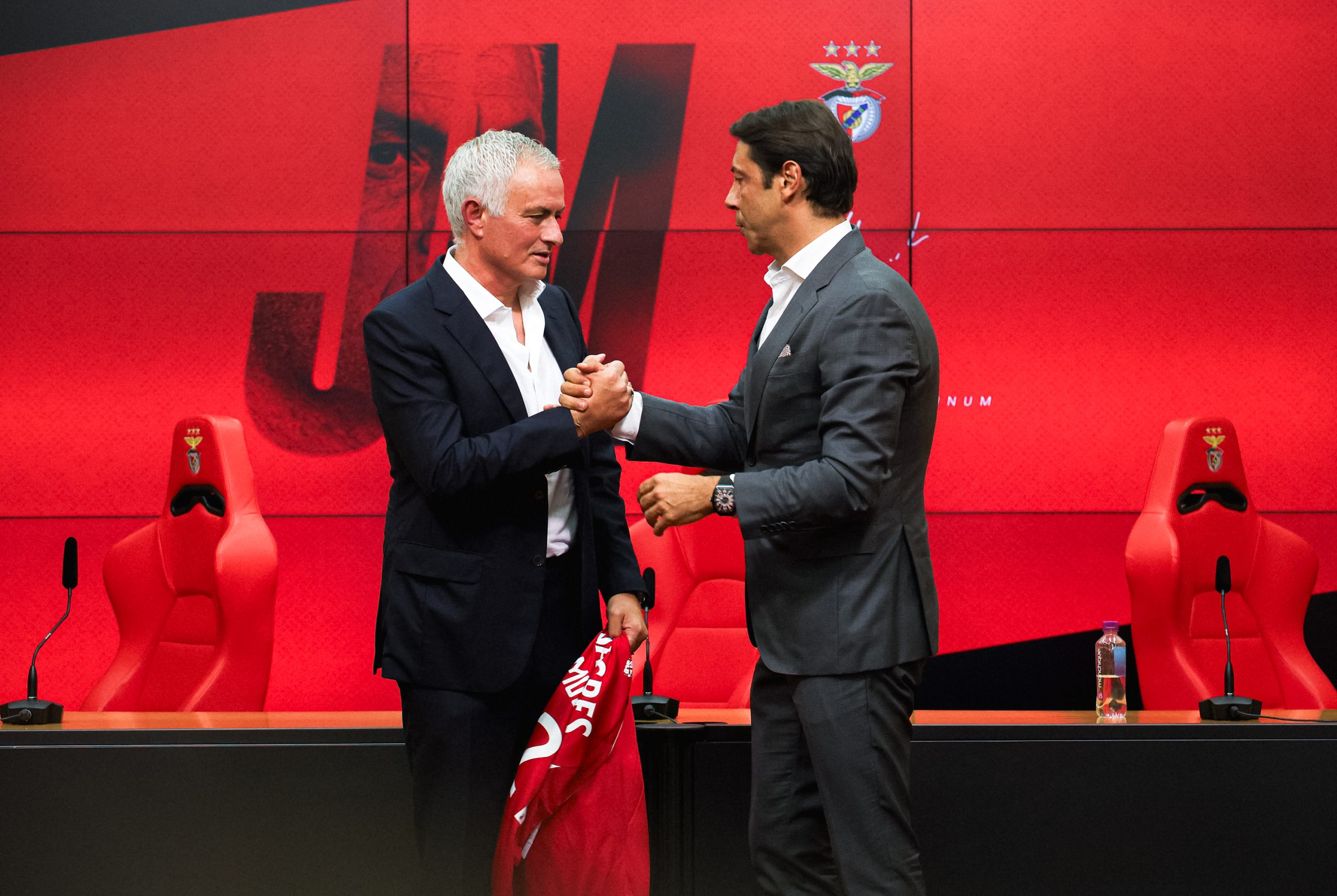 Jose Mourinho'nun Fenerbahçe'de 10.5 milyon Euro olan maaşı bugün sözleşme imzaladığı Benfica'da sadece 4 milyon Euro olacak