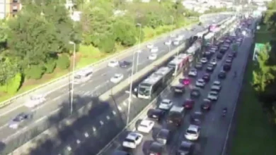 Kadıköy Acıbadem durağında yolcu indiren metrobüse, arkadan gelen başka bir metrobüs çarptı.