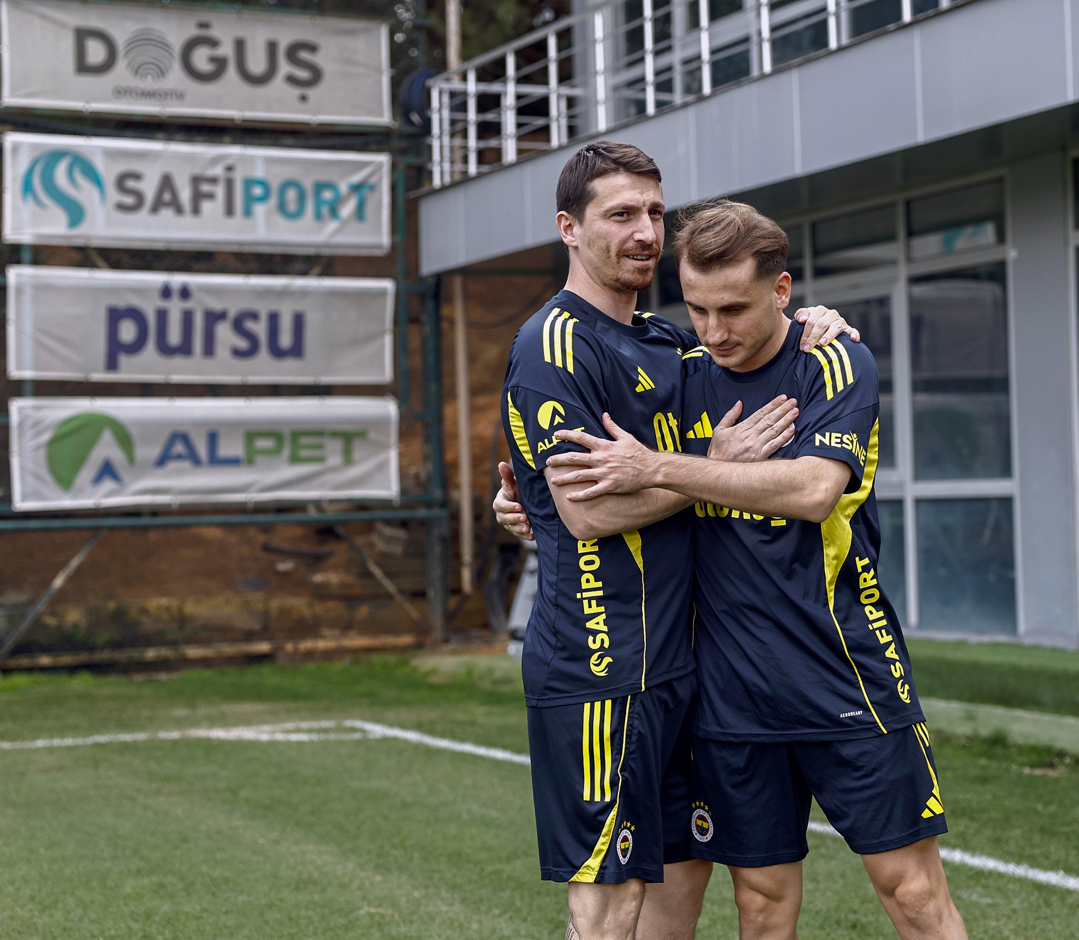 Fenerbahçe'de takım arkadaşlarıyla tanışan Kerem Aktürkoğlu'na en büyük ilgiyi, Galatasaray'da iken tartıştığı Mert Hakan Yandaş gösterdi