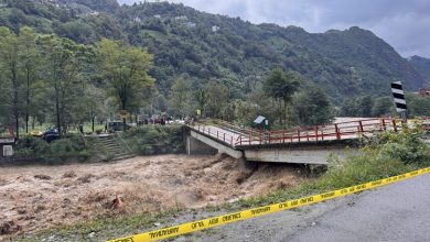 Karadeniz’de etkili olan sağanak, Rize ve Giresun’da hayatı felç etti. Rize’de Şenyamaç köprüsü çökerken, birçok köy yolu heyelan nedeniyle ulaşıma kapandı.