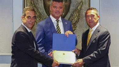 Fenerbahçe'de başkanlığa seçilen Sadettin Saran, selefi Ali Koç'un da katıldığı törenle mazbatasını aldı