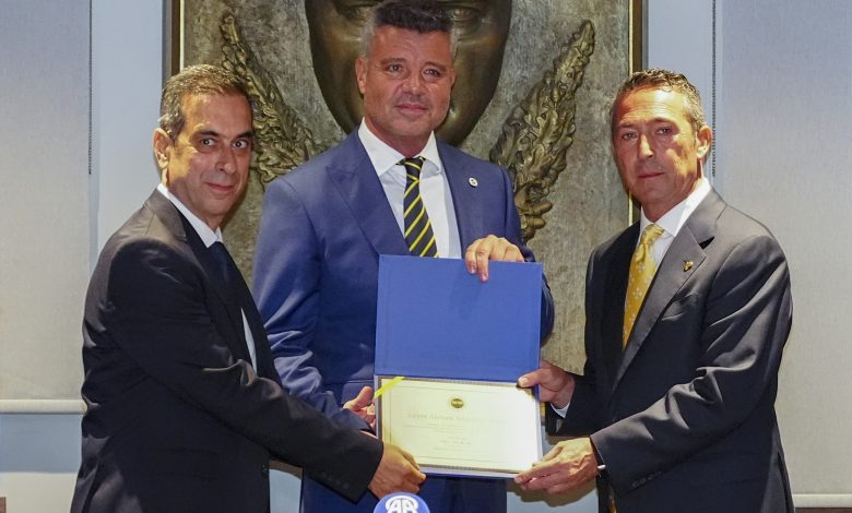 Fenerbahçe'de başkanlığa seçilen Sadettin Saran, selefi Ali Koç'un da katıldığı törenle mazbatasını aldı