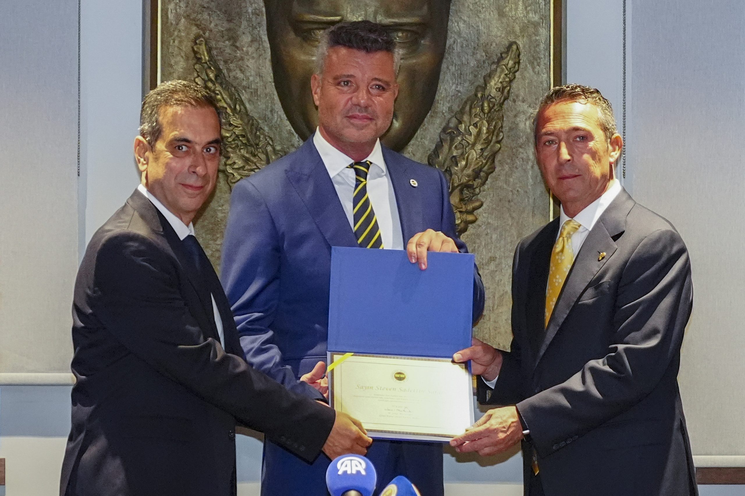 Fenerbahçe'de başkanlığa seçilen Sadettin Saran, selefi Ali Koç'un da katıldığı törenle mazbatasını aldı