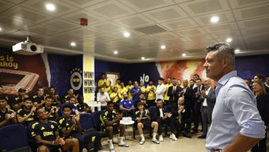 Fenerbahçe'nin yeni başkanı Sadettin Saran, Samandıra'ya giderek futbolculara Dinamo Zagreb maçı öncesi moral verdi