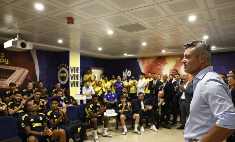 Fenerbahçe'nin yeni başkanı Sadettin Saran, Samandıra'ya giderek futbolculara Dinamo Zagreb maçı öncesi moral verdi