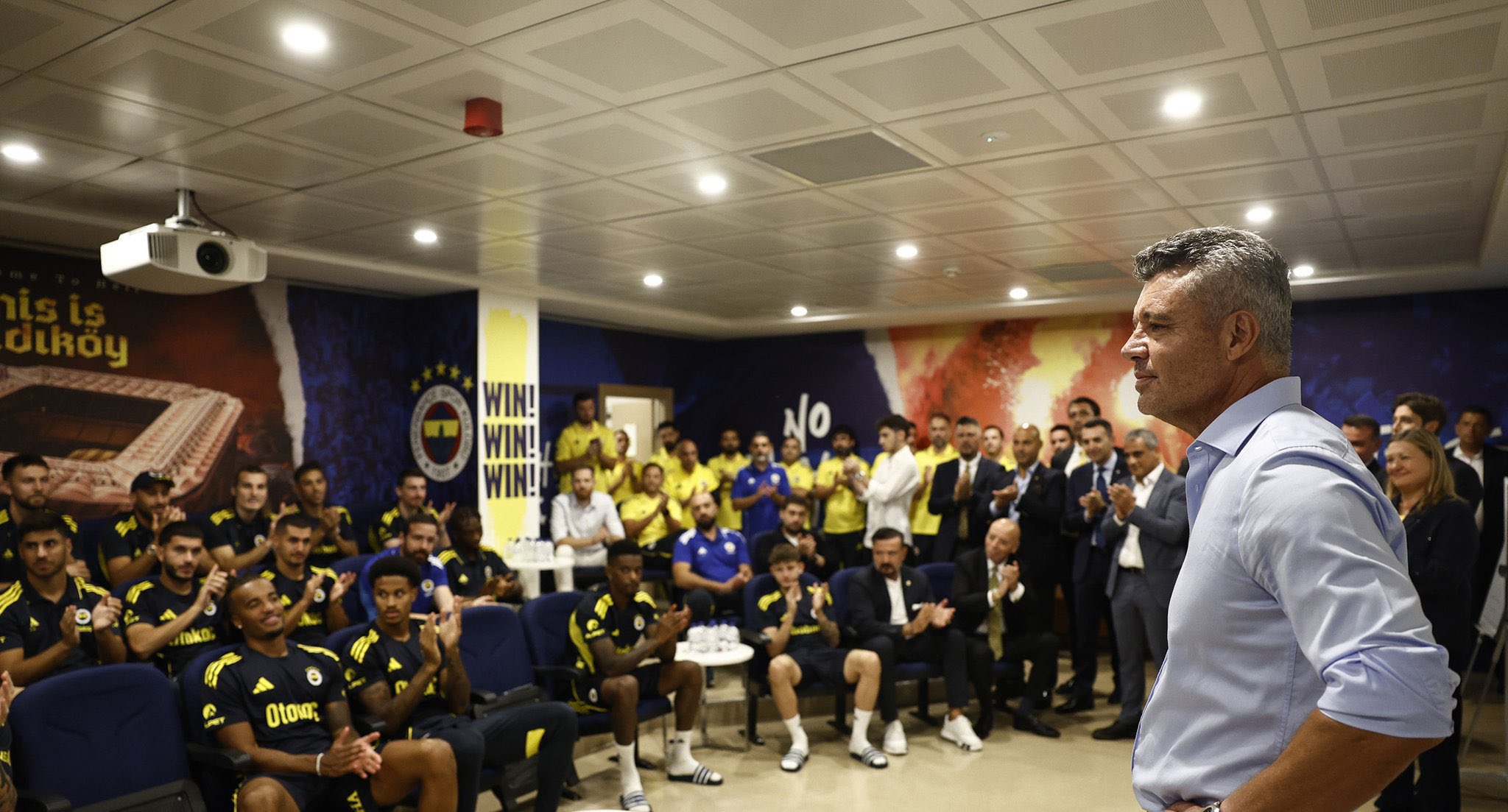 Fenerbahçe'nin yeni başkanı Sadettin Saran, Samandıra'ya giderek futbolculara Dinamo Zagreb maçı öncesi moral verdi