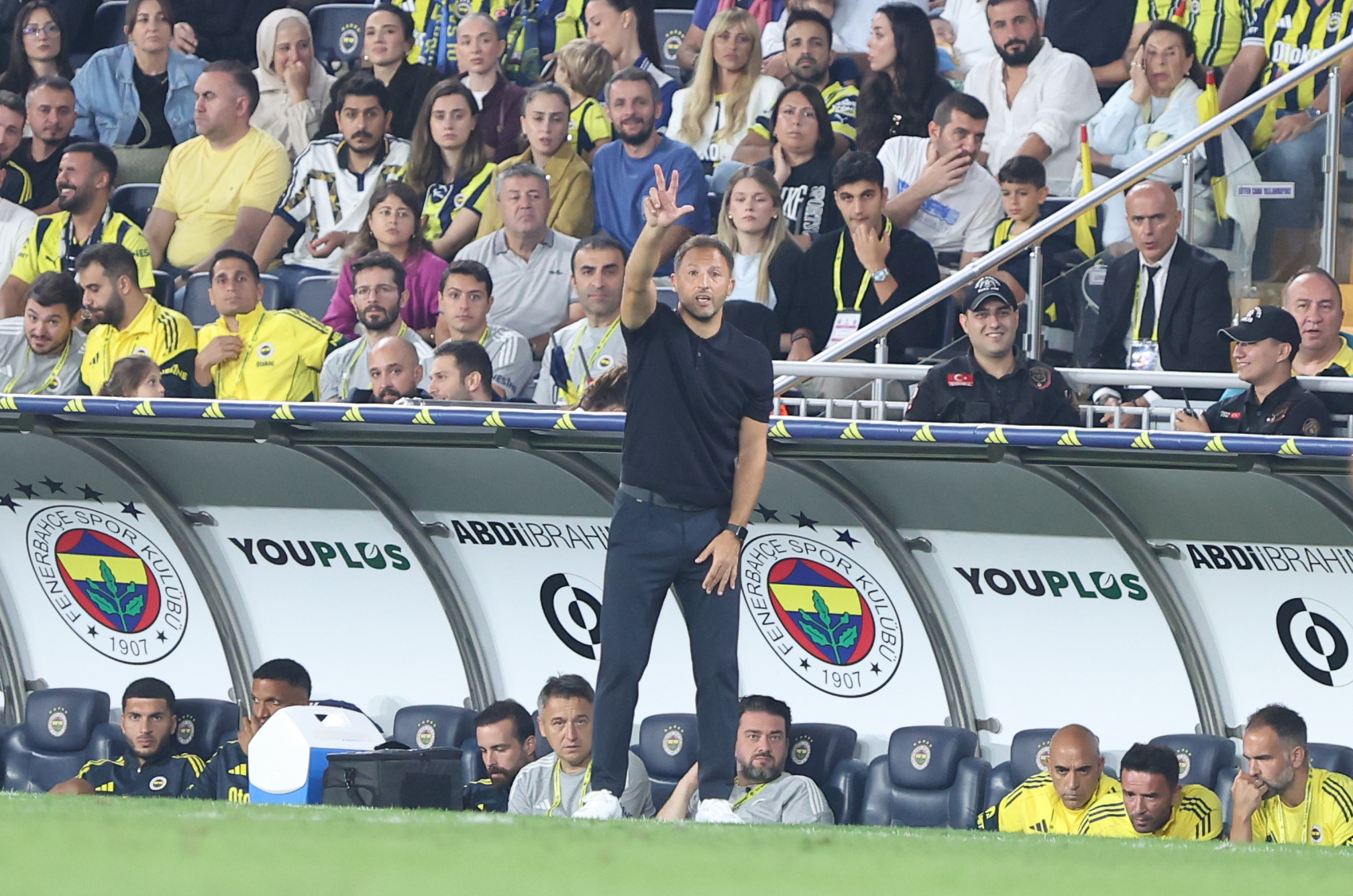 Fenerbahçe Teknik Direktörü Domenico Tedesco, Trabzonspor maçı ile ilgili olarak, "İlk yarıda 2-3 atmalıydık" değerlendirmesini yaptı