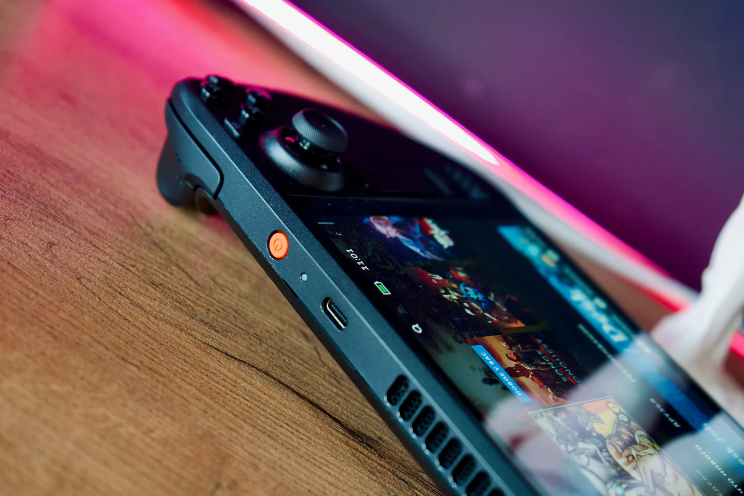 Windows 11, koltukta oyun oynamak için doğrudan tasarlanmış değil. Gamepad ile masaüstü ile yönetmek keyiften çok işkenceye dönüşebiliyor.