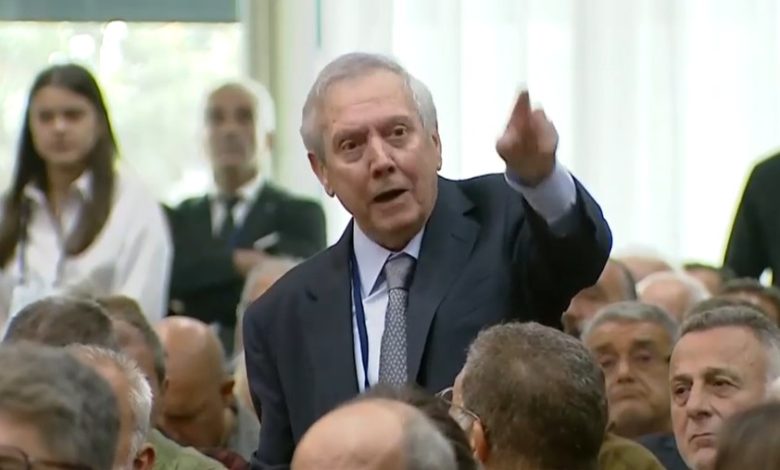 Fenerbahçe Yüksek Divan Kurulu toplantısında Aziz Yıldırım ile Hamdi Akın arasındaki tartışma salona yansıdı. Kavga eden bazı üyeler dışarı çıkarıldı