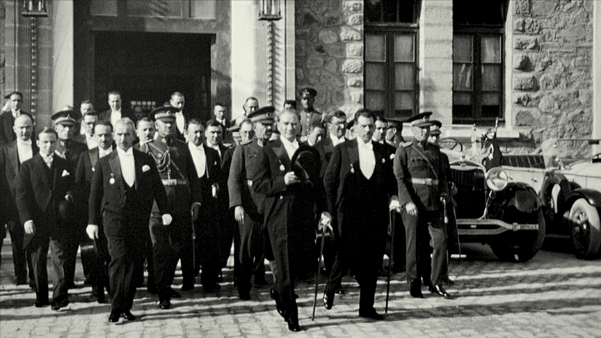 29 Ekim 1923’te Türkiye Büyük Millet Meclisi’nde Cumhuriyet’in ilan edilmesiyle, millet egemenliği resmen devlet yönetiminin temeline yerleşti.