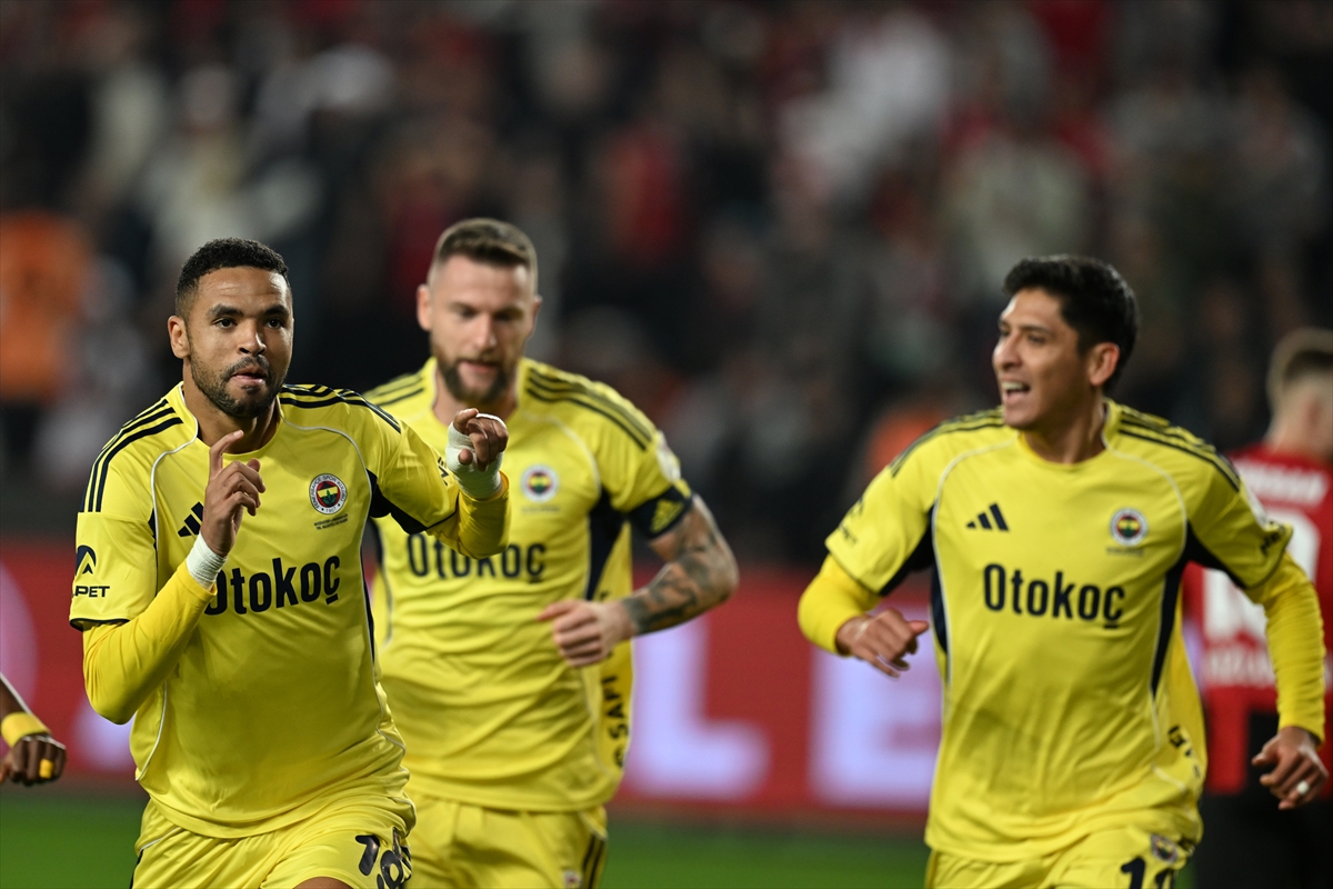 Trendyol Süper Lig’de Fenerbahçe, 7 maçtır kaybetmeyen Gaziantep FK’yı deplasmanda yenerek Beşiktaş derbisine “Hazırım” mesajını verdi