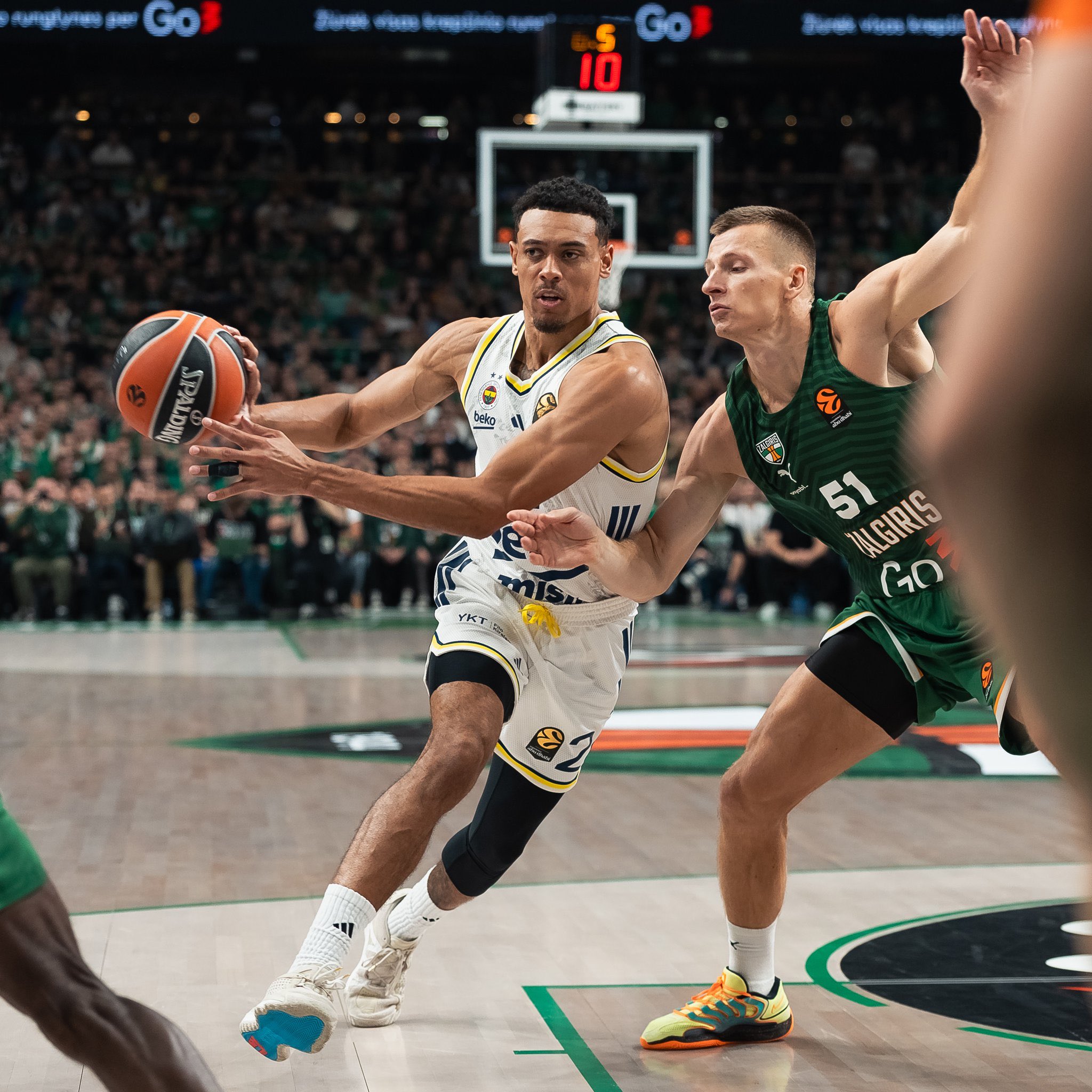 EuroLeague'de son şampiyon Fenerbahçe Beko, son çeyrekte 12 sayı geriden gelip yakaladığı Zalgiris Kaunas'a 84-81 mağlup oldu