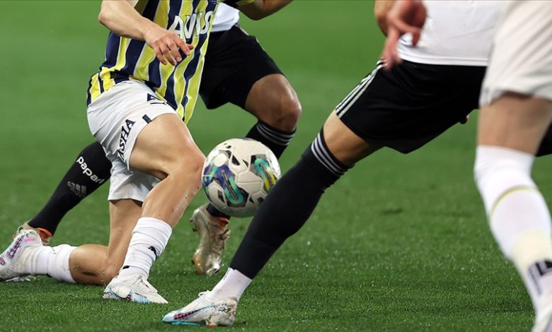 Beşiktaş ile Fenerbahçe arasında oynanan son 50 derbide hakemler toplam 34 kez kırmızı karta başvurdu.