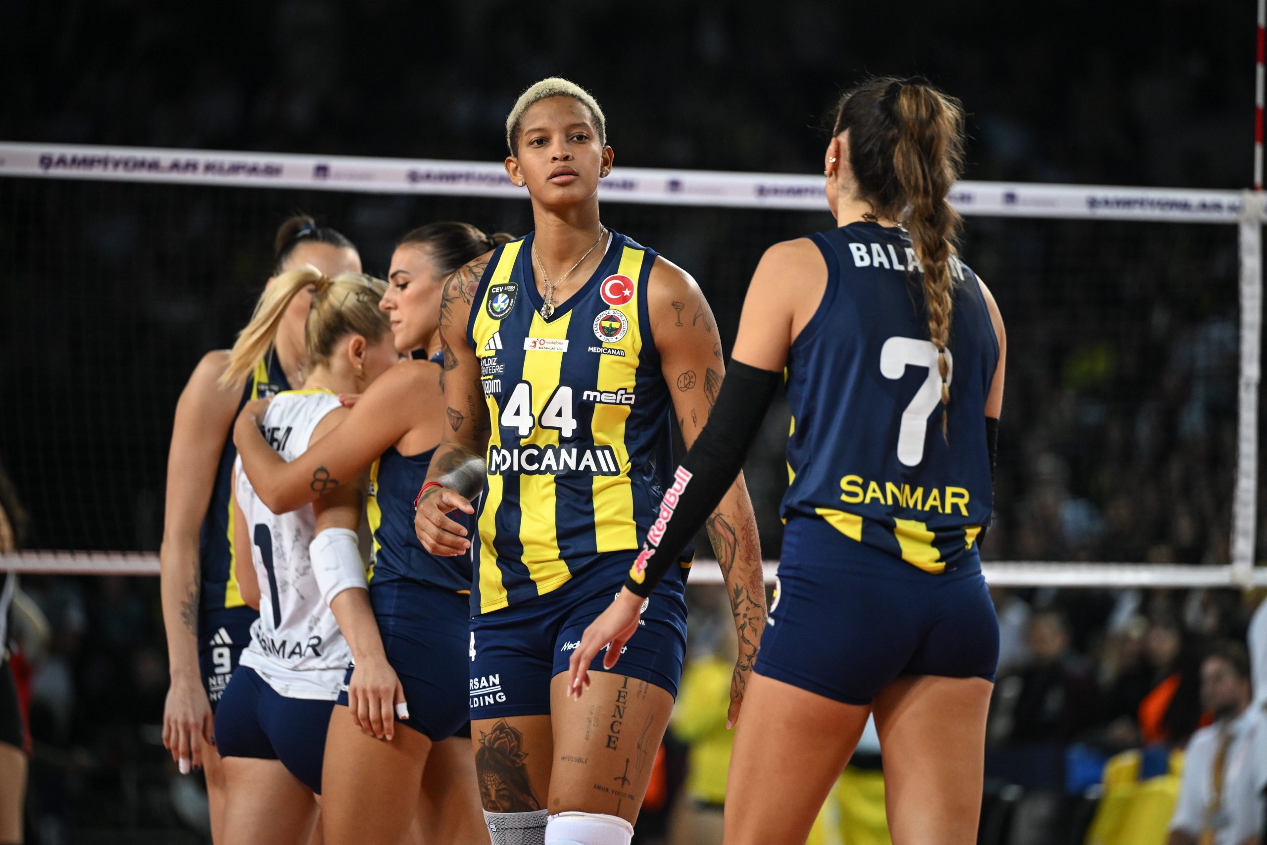 Fenerbahçe Medicana, 2-0'dan 2-2'ye getirdiği Kadınlar AXA Sigorta Şampiyonlar Kupası final maçında VakıfBank'ı 3-2 mağlup etti