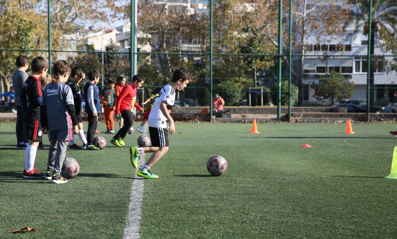 Kadıköy Belediyesi’nin 8 Eylül’de başlayan kış spor okulları, çocuklardan yetişkinlere kadar herkese spor yapma imkânı sunuyor.