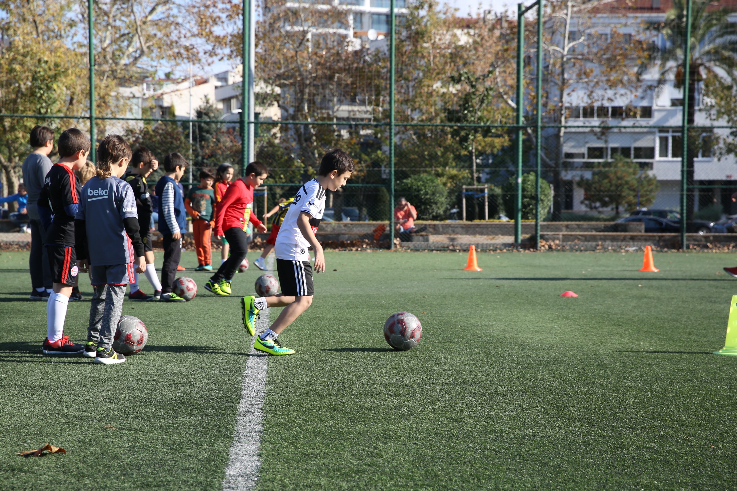Kadıköy Belediyesi’nin 8 Eylül’de başlayan kış spor okulları, çocuklardan yetişkinlere kadar herkese spor yapma imkânı sunuyor.