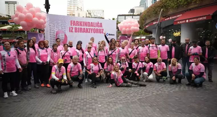 Pembe İzler Kadın Kanserleri Derneği, meme kanserine dikkat çekmek amacıyla Kadıköy’de motosiklet ve bisiklet turu düzenledi.