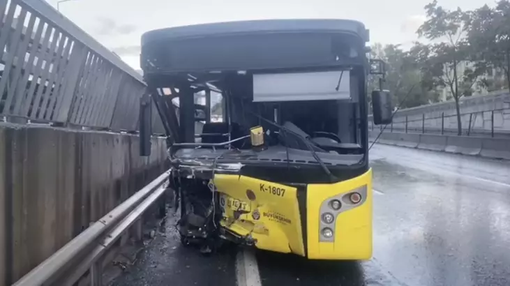 Kadıköy’de sabah saatlerinde seyir halindeki İETT otobüsü bariyerlere saplandı. Kazada iki yolcu yaralandı.