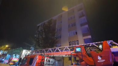 Kadıköy’de gece saatlerinde 5 katlı bir binanın bodrum katında çıkan yangında 20 kişi itfaiye ekipleri tarafından merdivenle kurtarıldı.