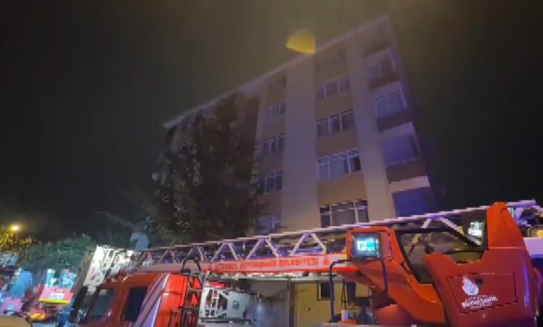 Kadıköy’de gece saatlerinde 5 katlı bir binanın bodrum katında çıkan yangında 20 kişi itfaiye ekipleri tarafından merdivenle kurtarıldı.