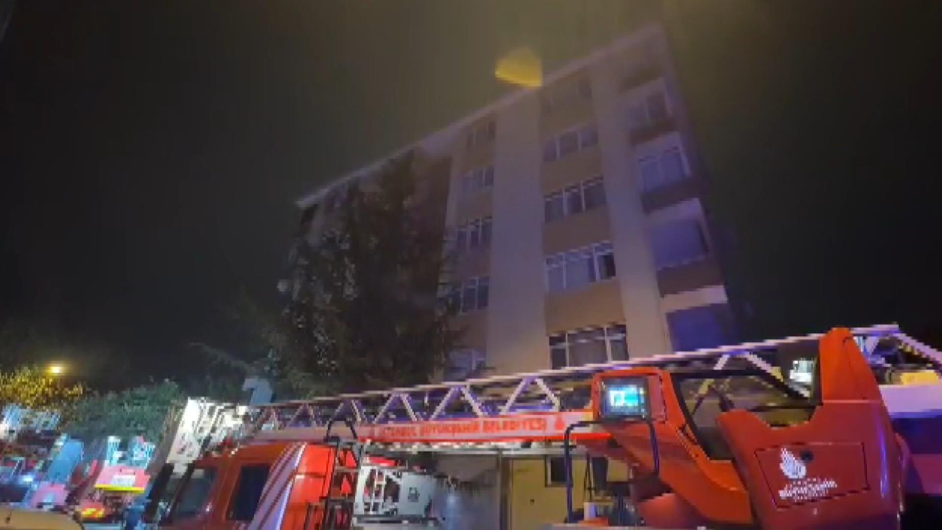Kadıköy’de gece saatlerinde 5 katlı bir binanın bodrum katında çıkan yangında 20 kişi itfaiye ekipleri tarafından merdivenle kurtarıldı.