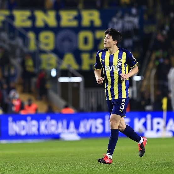 Fenerbahçe, 2021-22 sezonunda formasını giyen Güney Koreli Kim Min Jae'yi ara transferde kiralamak için Bayern Münih ile temasa geçti