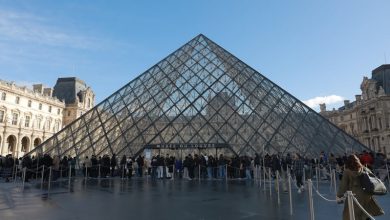 Fransa’nın başkenti Paris’teki dünyaca ünlü Louvre Müzesi, pazar sabahı düzenlenen bir soygunla sarsıldı.