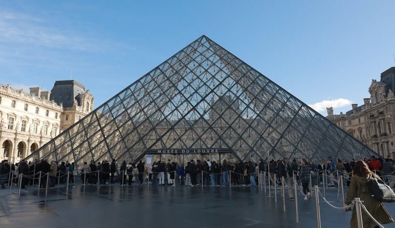 Fransa’nın başkenti Paris’teki dünyaca ünlü Louvre Müzesi, pazar sabahı düzenlenen bir soygunla sarsıldı.