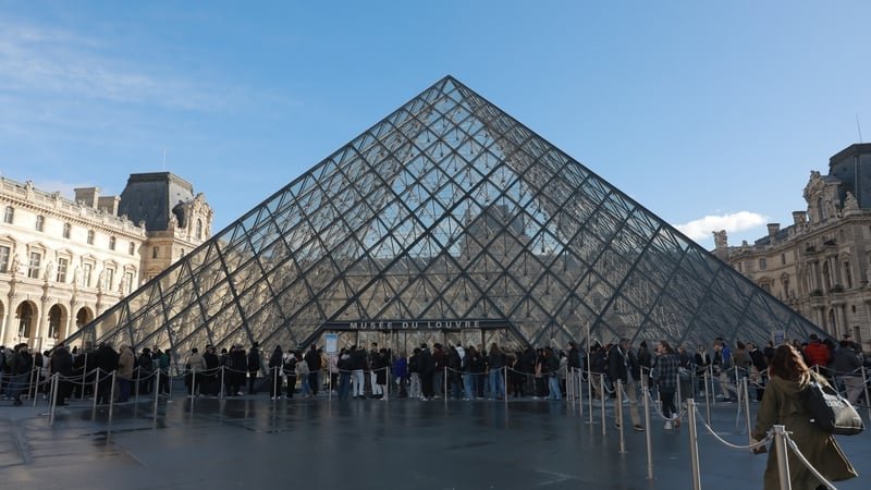 Fransa’nın başkenti Paris’teki dünyaca ünlü Louvre Müzesi, pazar sabahı düzenlenen bir soygunla sarsıldı.