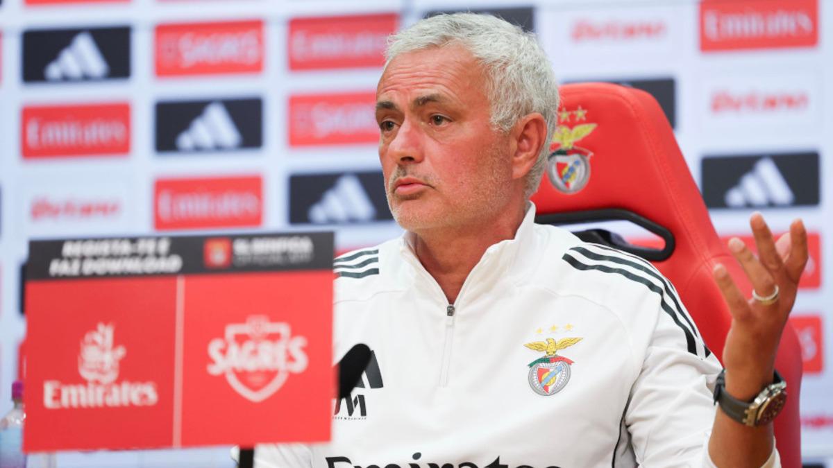 Benfica Teknik Direktörü Jose Mourinho, Fenerbahçe Başkanı Sadettin Saran’ın “Portekiz kampında günde sadece bir idman yapılmış” sözlerine sosyal medyadan yanıt verdi.