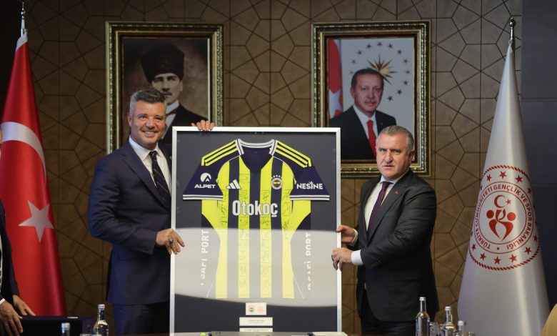 Gençlik ve Spor Bakanı Dr. Osman Aşkın Bak, Fenerbahçe Kulübü’nün yeni başkanı Sadettin Saran ve yönetim kurulu üyelerini makamında ağırladı.
