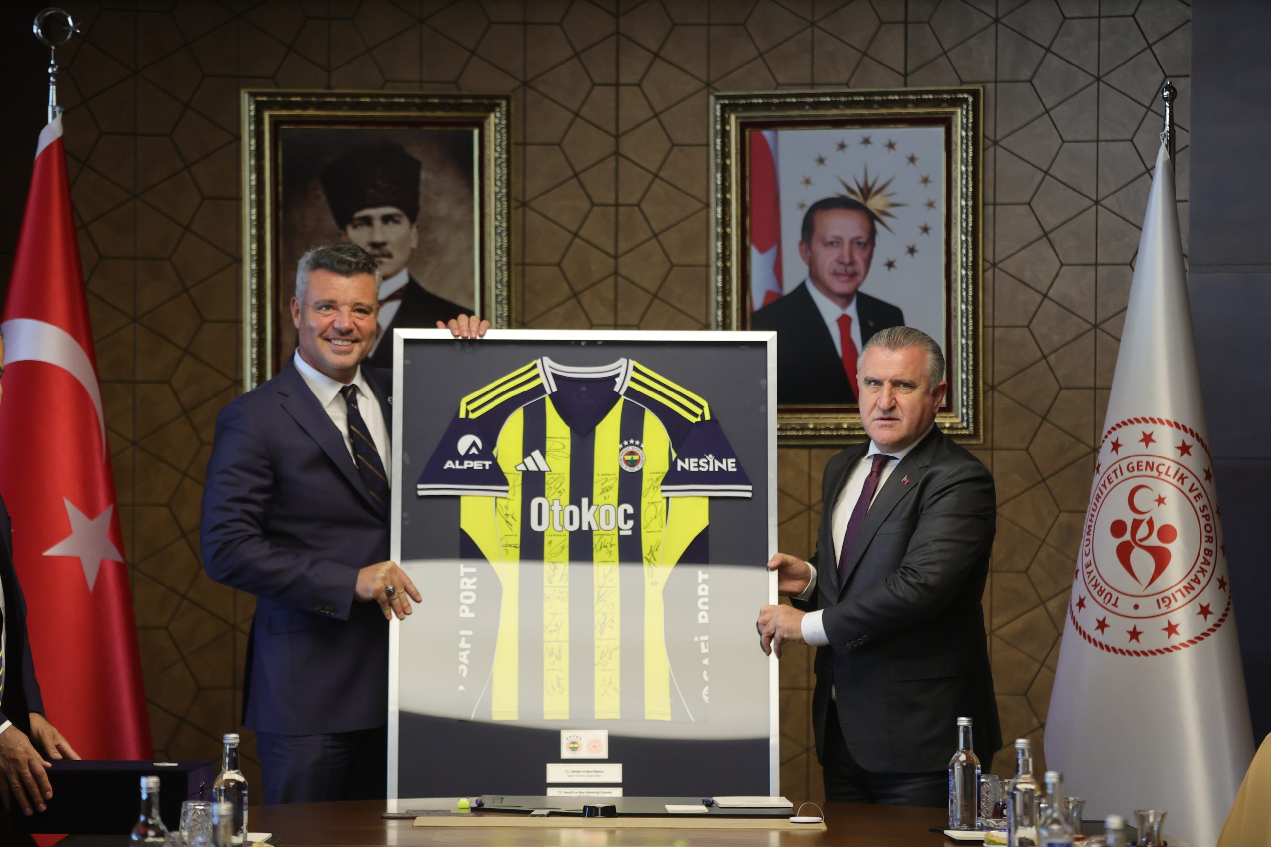 Gençlik ve Spor Bakanı Dr. Osman Aşkın Bak, Fenerbahçe Kulübü’nün yeni başkanı Sadettin Saran ve yönetim kurulu üyelerini makamında ağırladı.