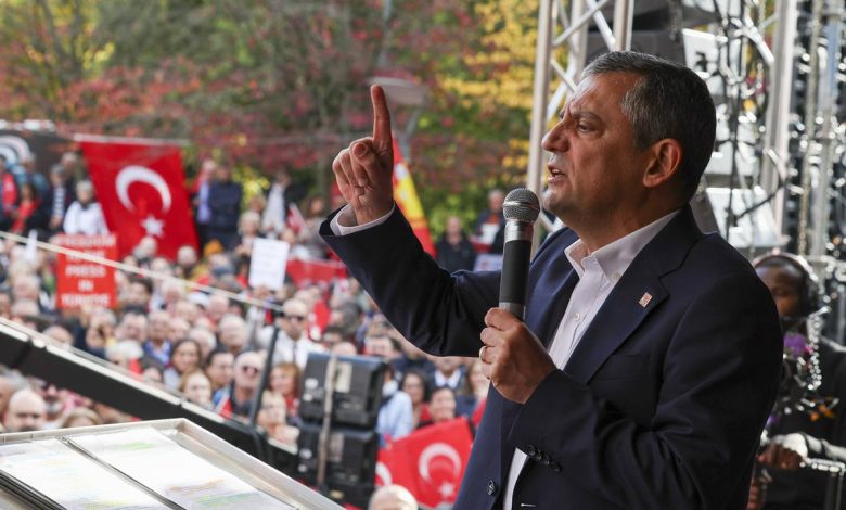 CHP Genel Başkanı Özgür Özel, Brüksel’de düzenlenen “Millet İradesine Sahip Çıkıyor” mitinginde Avrupa’daki Türk gençlerine seslenerek siyasete katılma çağrısı yaptı.