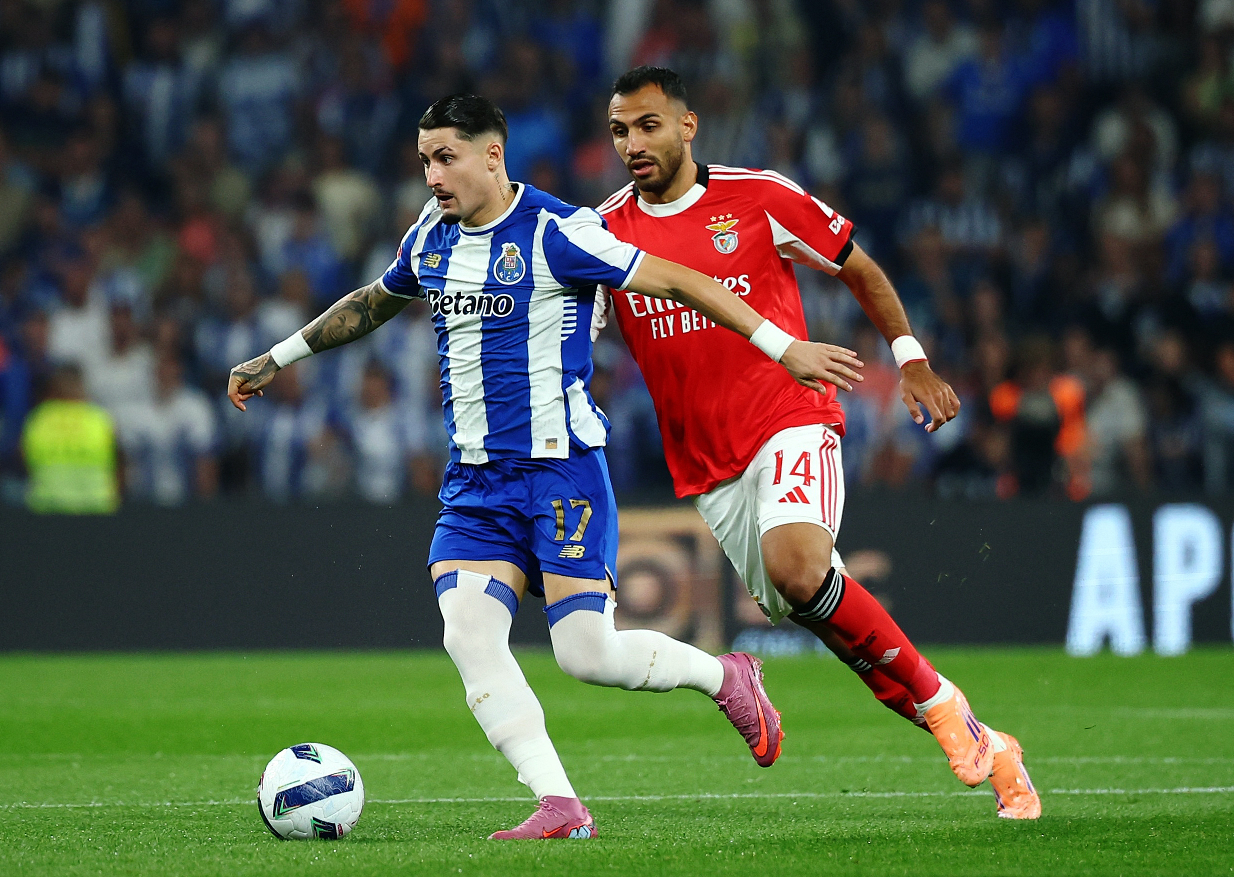 Türkiye'de derbi kazanamayan Jose Mourinho'nun takımı Benfica, savunmaya kapandığı maçta lider Porto ile deplasmanda 0-0 berabere kaldı