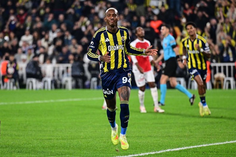 Fenerbahçe, Trendyol Süper Lig’de sonuncu Fatih Karagümrük karşısında çok üstün bir oyunla galip gelerek puanını 19’a yükseltti