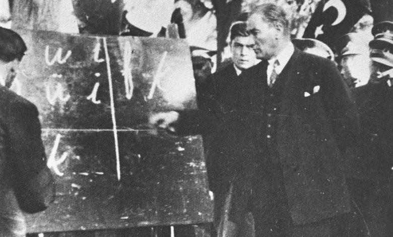 Öğretmenler hayatlarımıza dokunan birer ışık kaynağı... Bu sebeple tüm öğretmenlerimizin bu anlamlı günü kutlu olsun.