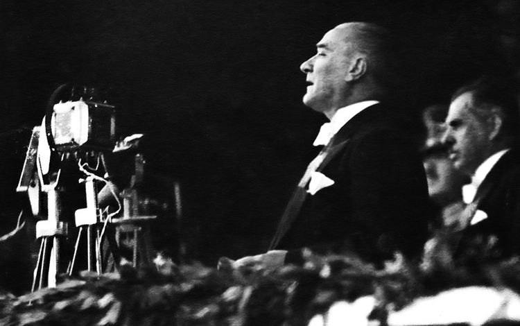 Bir milletin umutsuzluğunu inanca, işgal altındaki toprakları bağımsız bir vatana dönüştüren Gazi Mustafa Kemal Atatürk’ün vefatının üzerinden 87 yıl geçti.