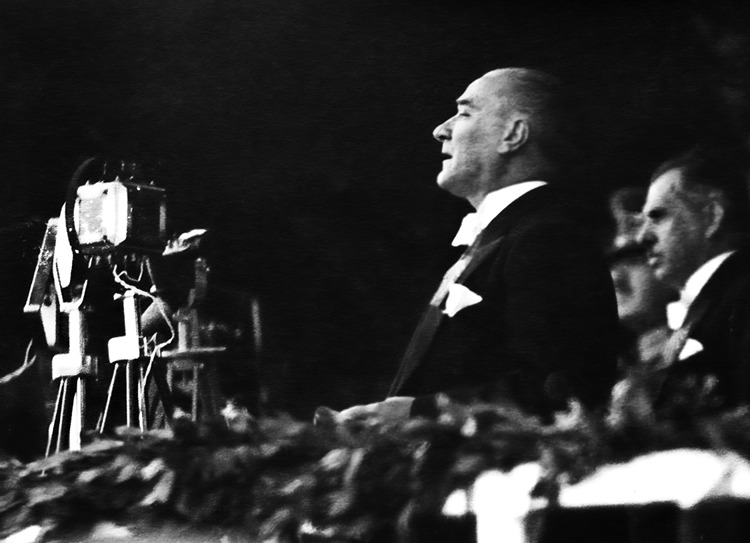 Bir milletin umutsuzluğunu inanca, işgal altındaki toprakları bağımsız bir vatana dönüştüren Gazi Mustafa Kemal Atatürk’ün vefatının üzerinden 87 yıl geçti.