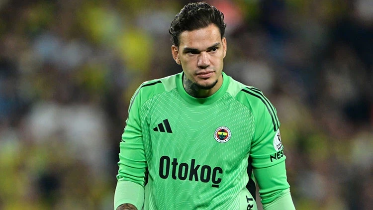Fenerbahçe’nin Brezilyalı kalecisi Ederson, yeniden milli formayı giymeye hazırlanıyor.