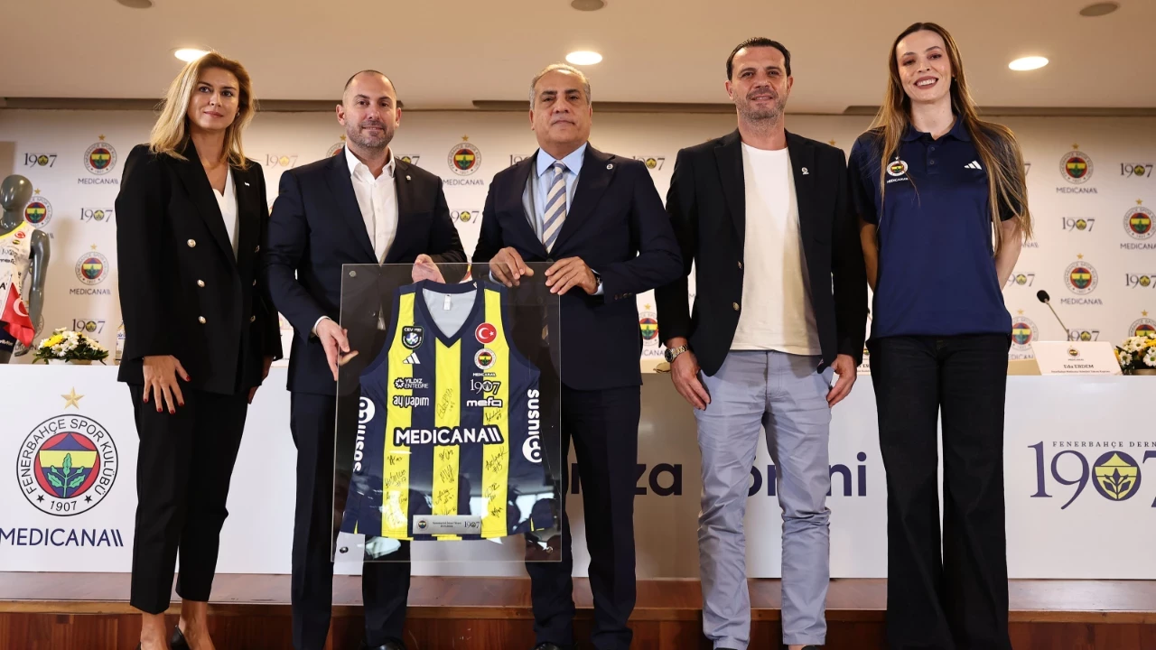 Fenerbahçe Medicana Kadın Voleybol Takımı, sezonun kalan bölümü için 1907 Fenerbahçe Derneği ile forma önü sponsorluk anlaşması imzaladı.