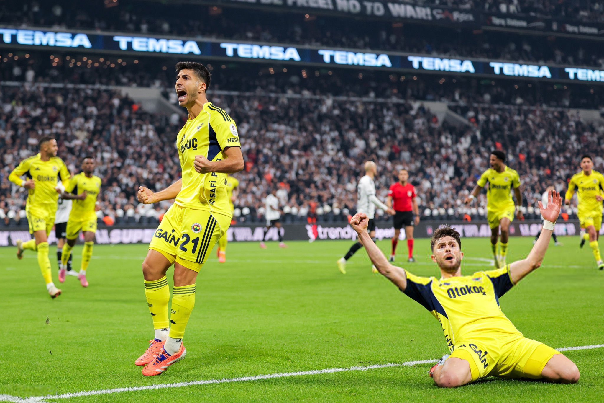 Fenerbahçe, 2-0 geriye düştüğü Beşiktaş derbisinde deplasmanda 3-2 kazanarak büyük bir başarıya imza attı