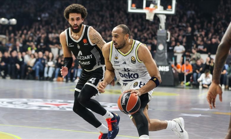 Belgrad’daki maçta Partizan tribünlerinde açılan provokatif pankart ve ırkçı tezahüratlar geceye damga vurdu. Fenerbahçe'den sert tepki geldi.