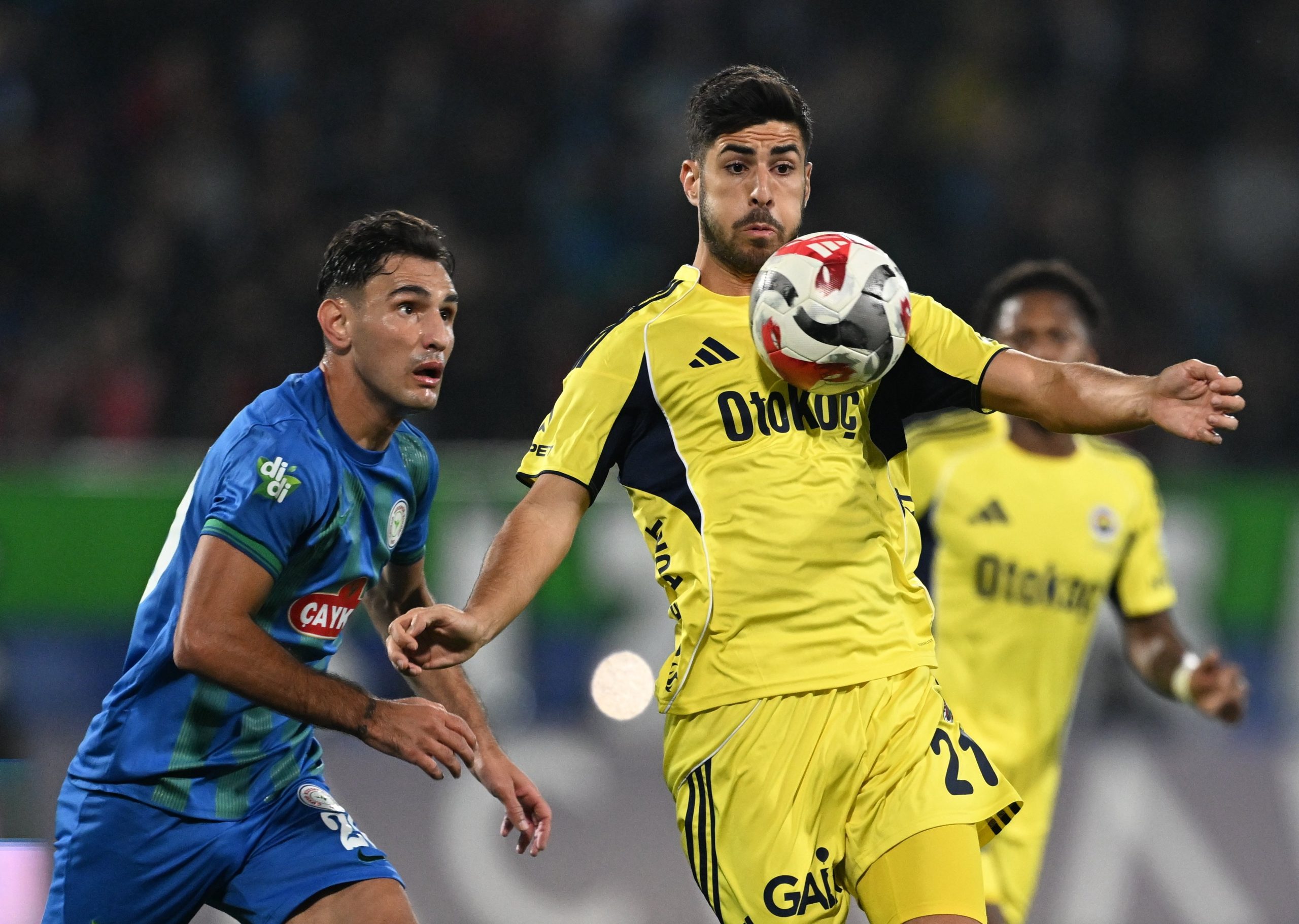 Trendyol Süper Lig’de Fenerbahçe, ilk 15 dakikada 2-0 geriye düştüğü Çaykur Rizespor deplasmanında ikinci yarıda coşarak 5-2 kazandı