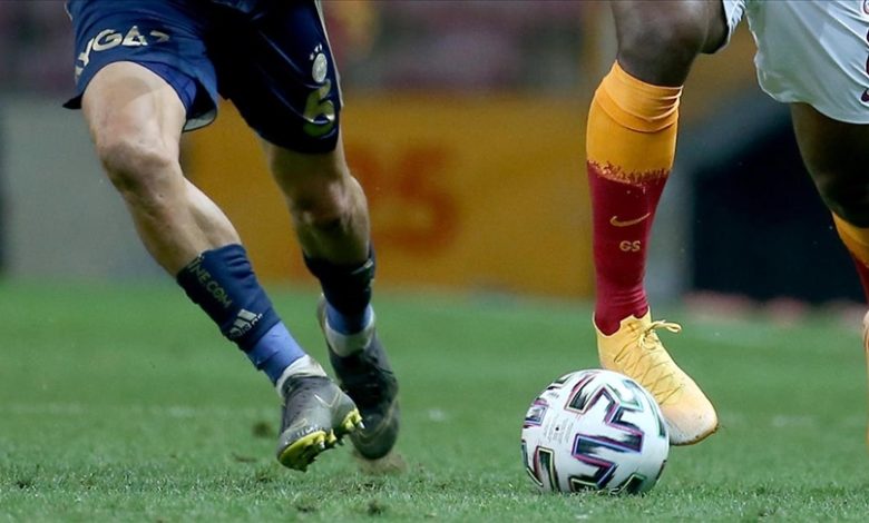 Süper Lig lideri Galatasaray ile en yakın takipçisi Fenerbahçe, yarın Kadıköy’de sezonun en kritik derbilerinden birine çıkacak.