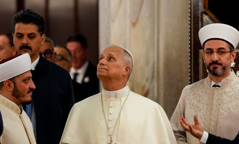 İstanbul’da temaslarını sürdüren Papa 14. Leo, beraberindeki heyetle birlikte Sultanahmet Camisi’ni gezerek yapı hakkında detaylı bilgi aldı.