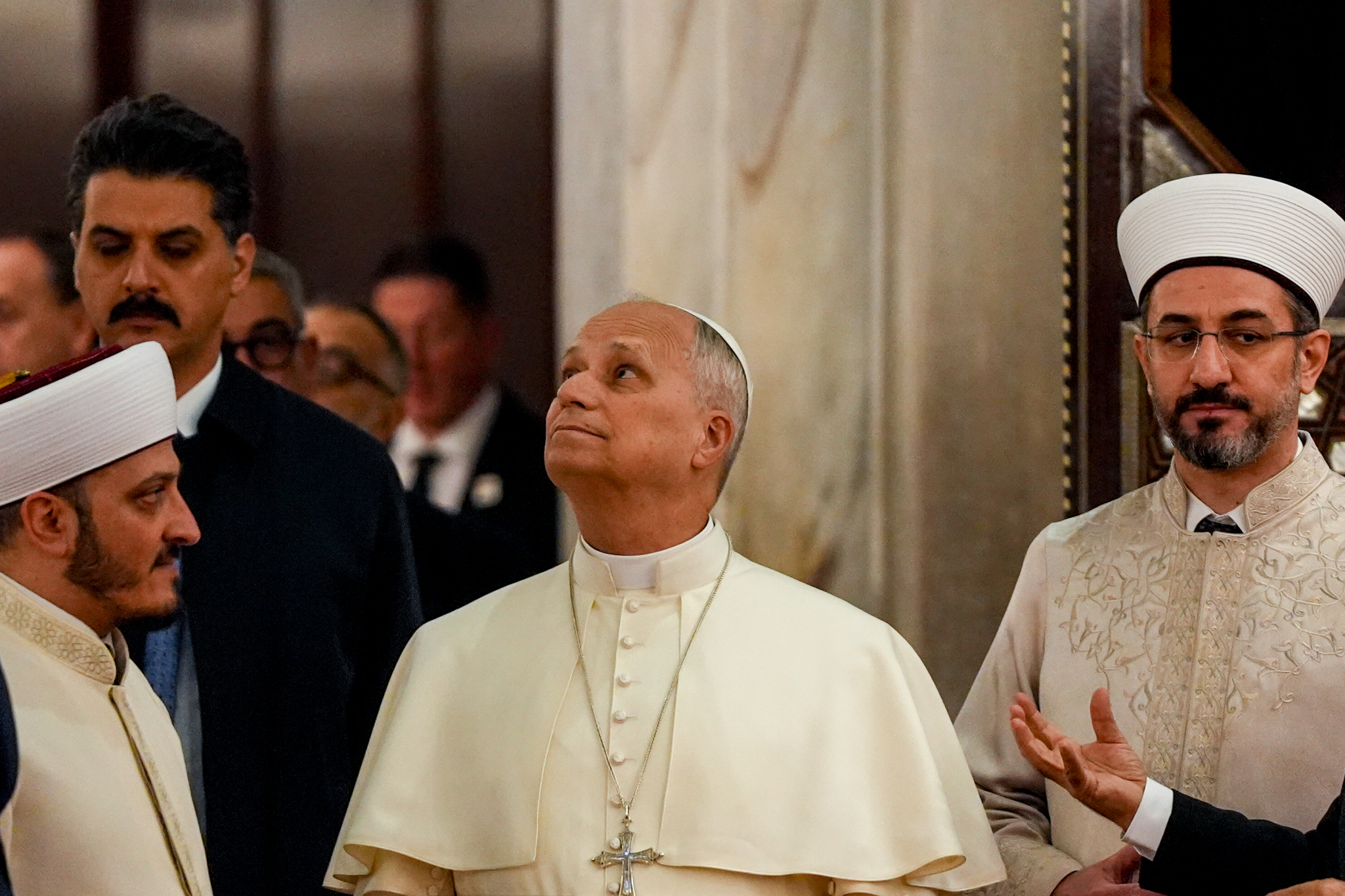 İstanbul’da temaslarını sürdüren Papa 14. Leo, beraberindeki heyetle birlikte Sultanahmet Camisi’ni gezerek yapı hakkında detaylı bilgi aldı.