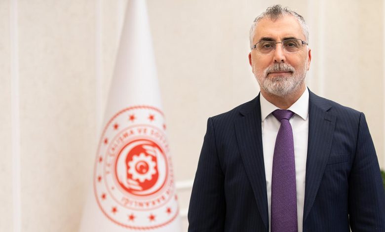 Çalışma ve Sosyal Güvenlik Bakanı Vedat Işıkhan, 1 Ocak 2026’dan itibaren geçerli olacak asgari ücretin net 28 bin 75 lira olarak belirlendiğini açıkladı.