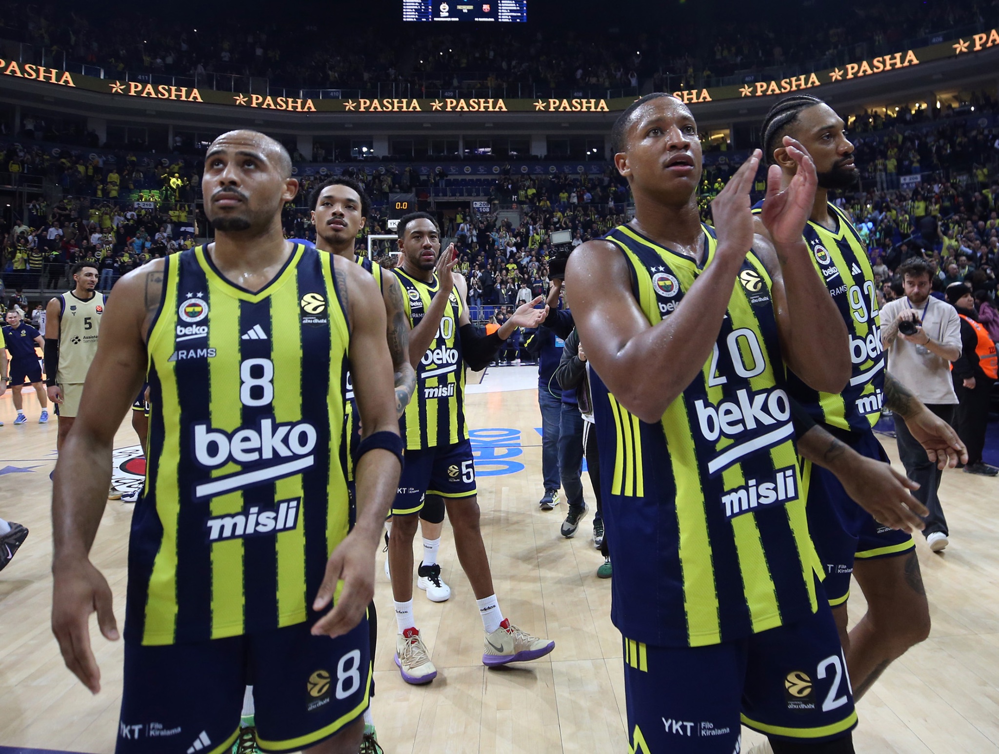 Türkiye Sigorta Basketbol Süper Ligi’nde son şampiyon Fenerbahçe Beko, Glint Manisa’yı yenerek 13 haftada 11. galibiyetini aldı