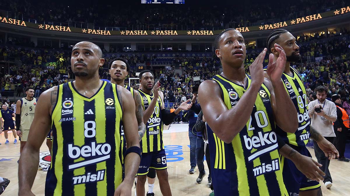 EuroLeague’in 18. haftasında Barcelona’yı konuk eden Fenerbahçe Beko, büyük çekişmeye sahne olan mücadeleyi 72-71 kazanarak önemli bir galibiyete imza attı.